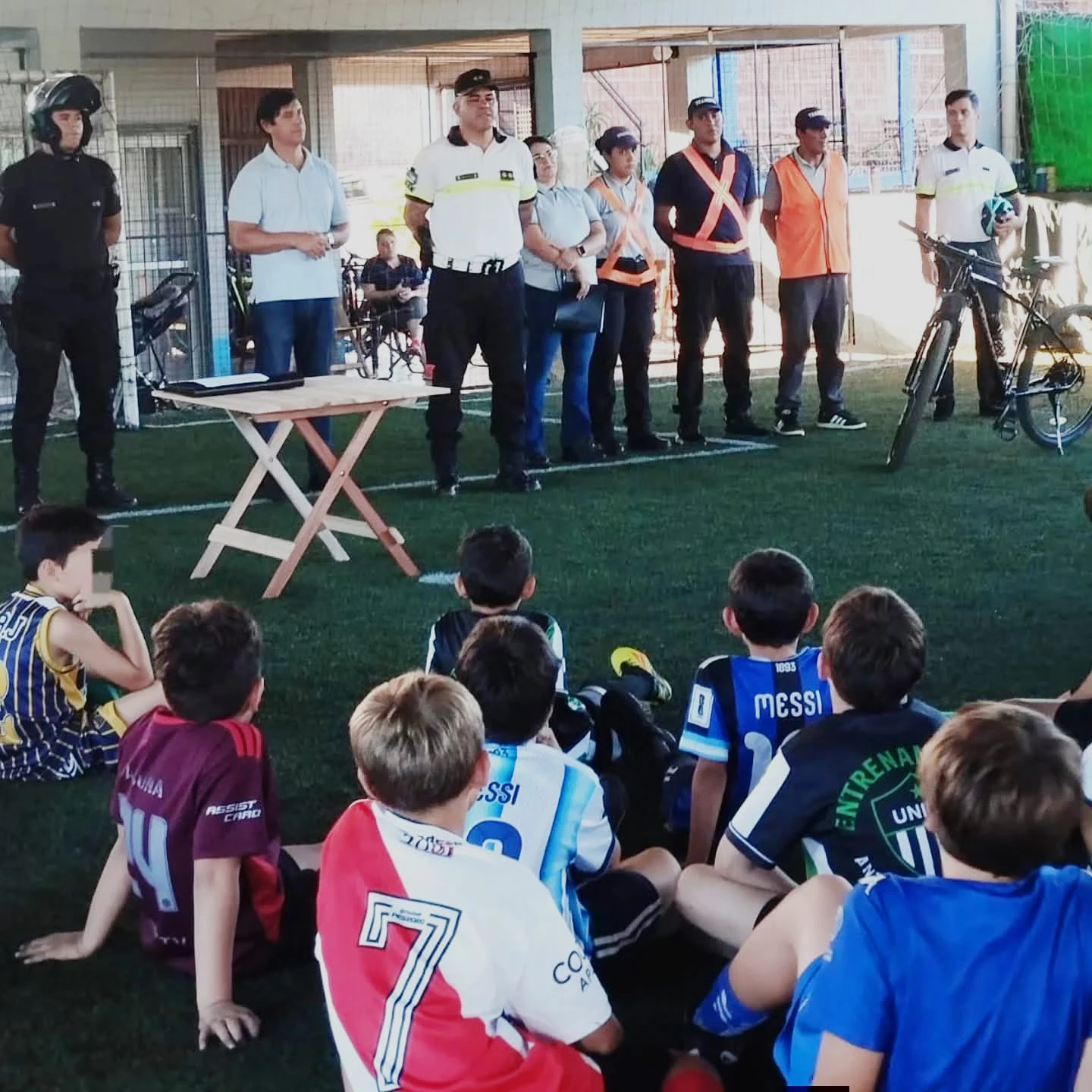 Con la cancha como aula: la Policía llevó educación vial a chicos en Aristóbulo del Valle
