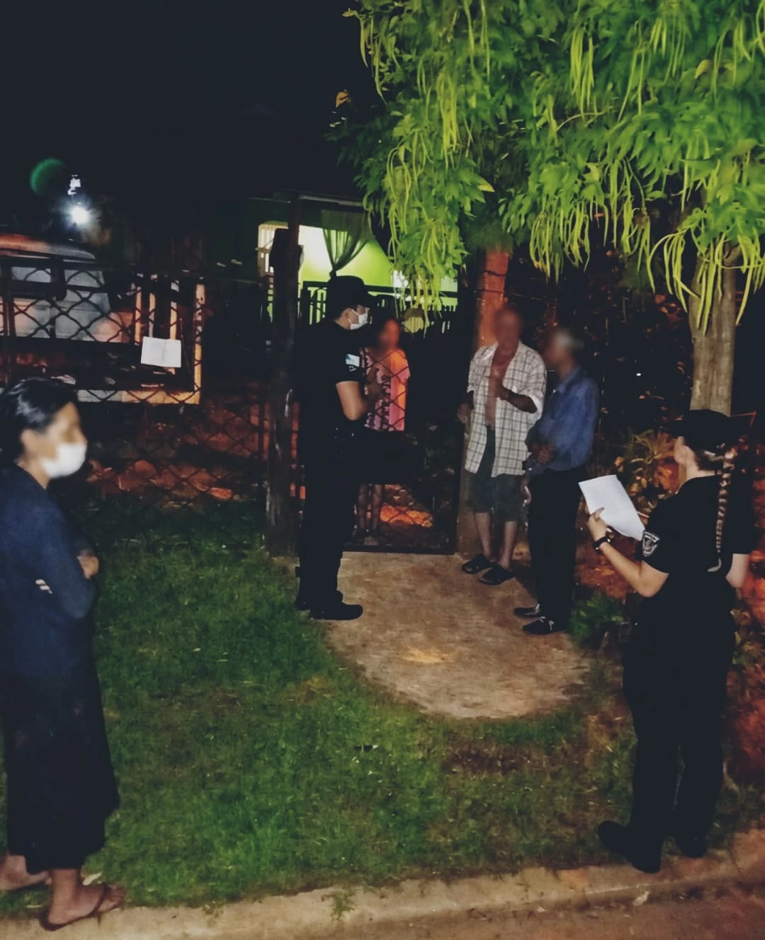 Pareja de adultos mayores, desorientados, es asistida por la policía en Campo Grande