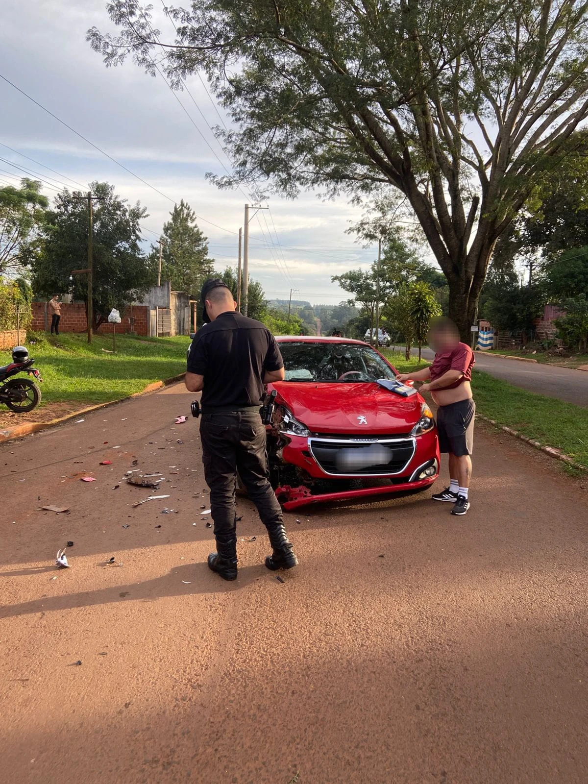 Grave colisión en Jardín América deja un conductor herido
