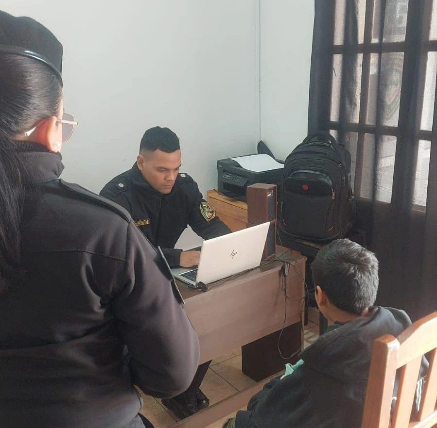 Menor de 12 años hallado deambulando solo en Jardín América, se investiga su paradero y el de su acompañante