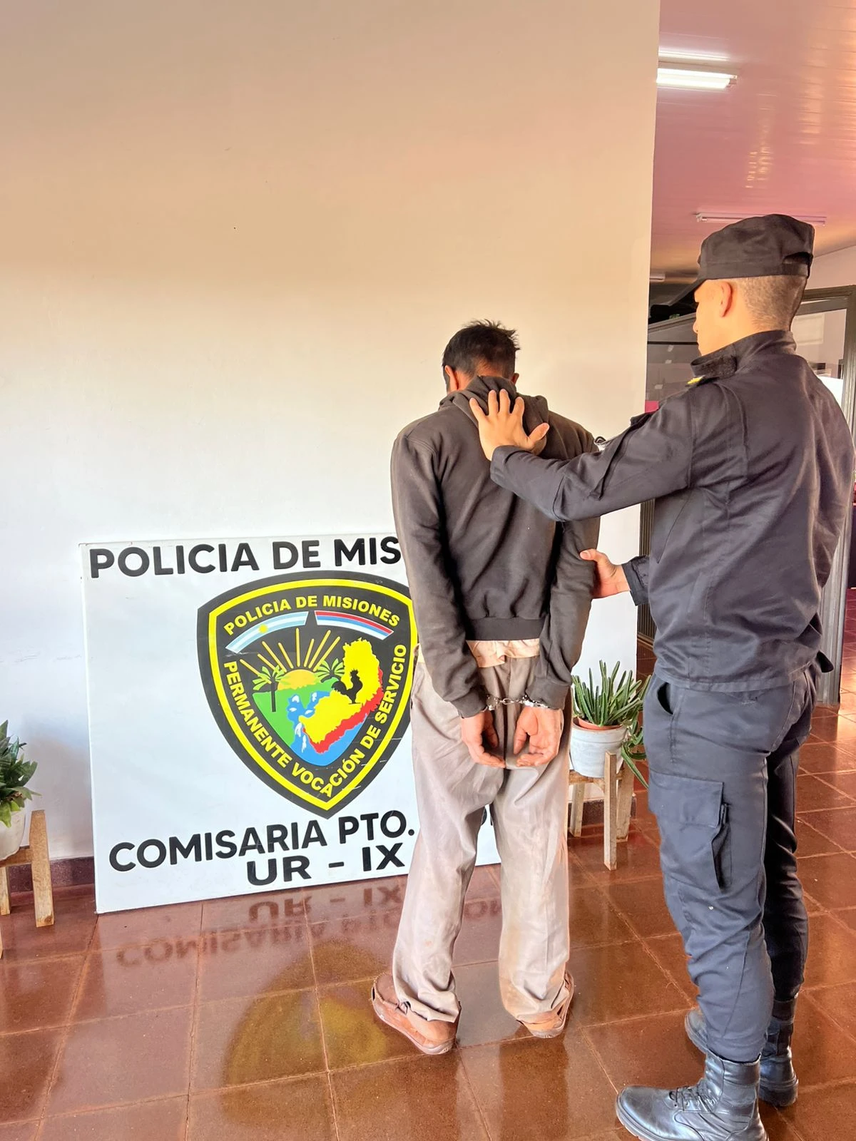 Arrestan a hombre ebrio que buscaba peleas en Puerto Leoni