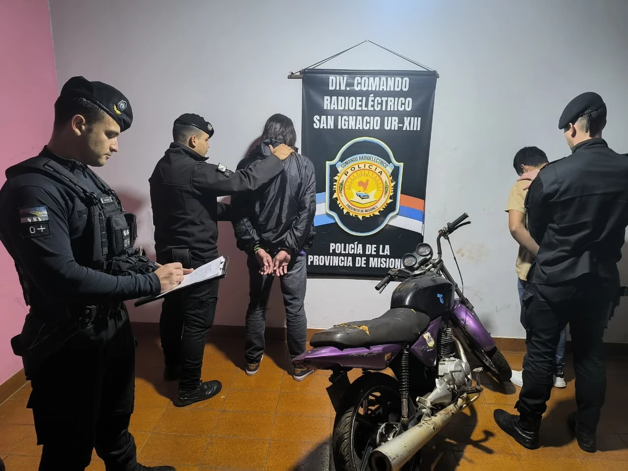 Golpe a la delincuencia: secuestran moto adulterada y detienen a dos sospechosos en San Ignacio
