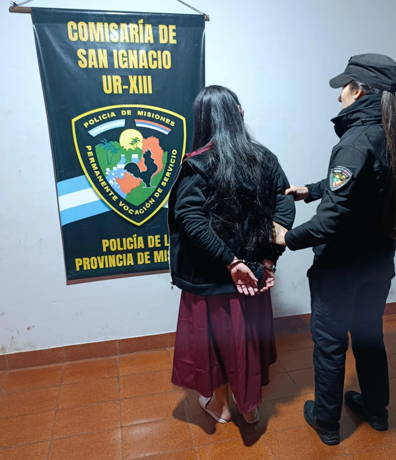 Tensión en San Ignacio: Motociclista huye y familiares atacan a la policía; una mujer queda detenida