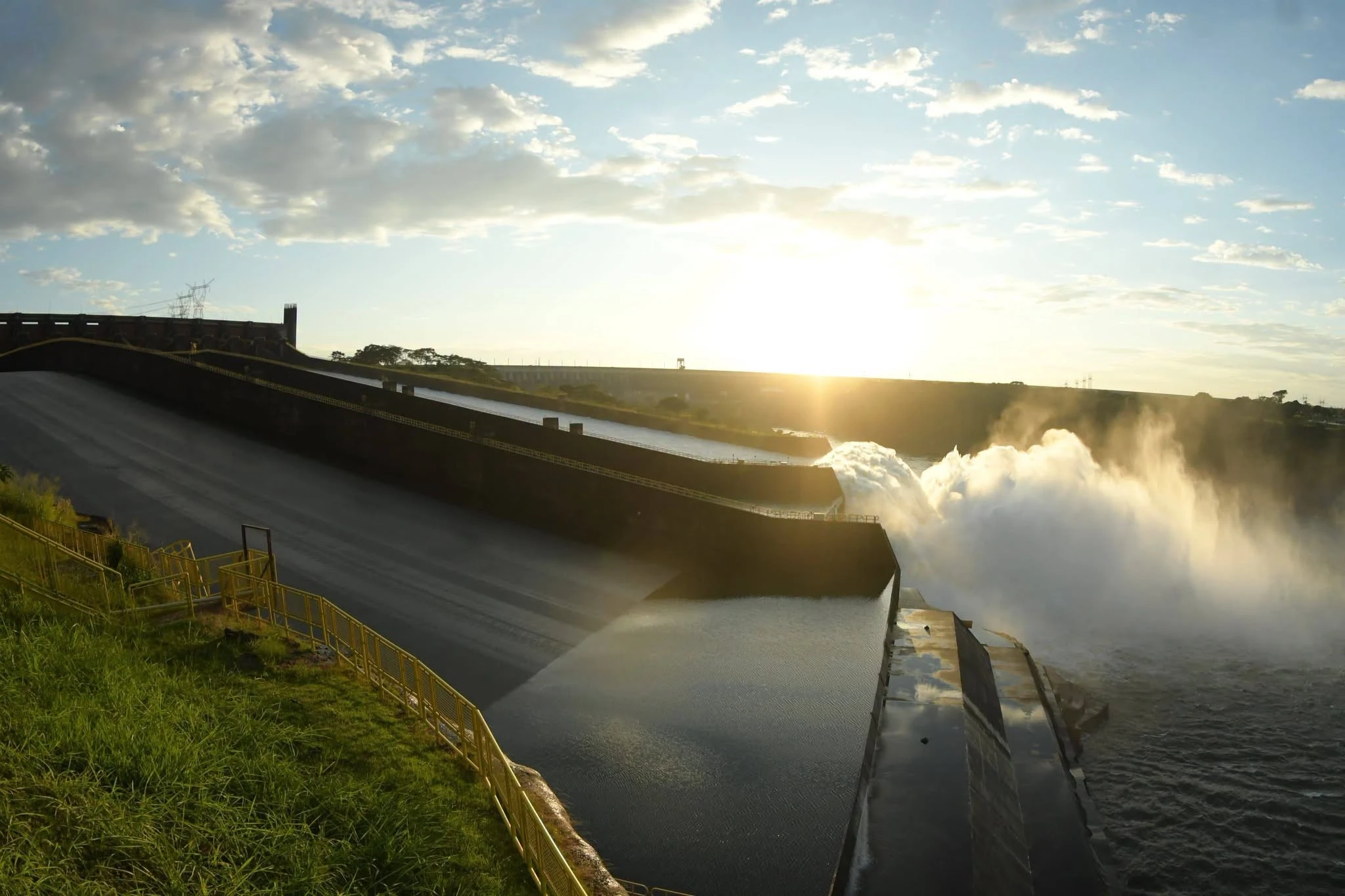 Itaipú abre sus compuertas: El Paraná ruge por primera vez este año