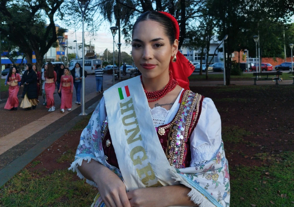 Melanie Morinigo: La Nueva Soberana de la Colectividad Húngara Deslumbra en el Camino a la Fiesta Provincial de las Raíces