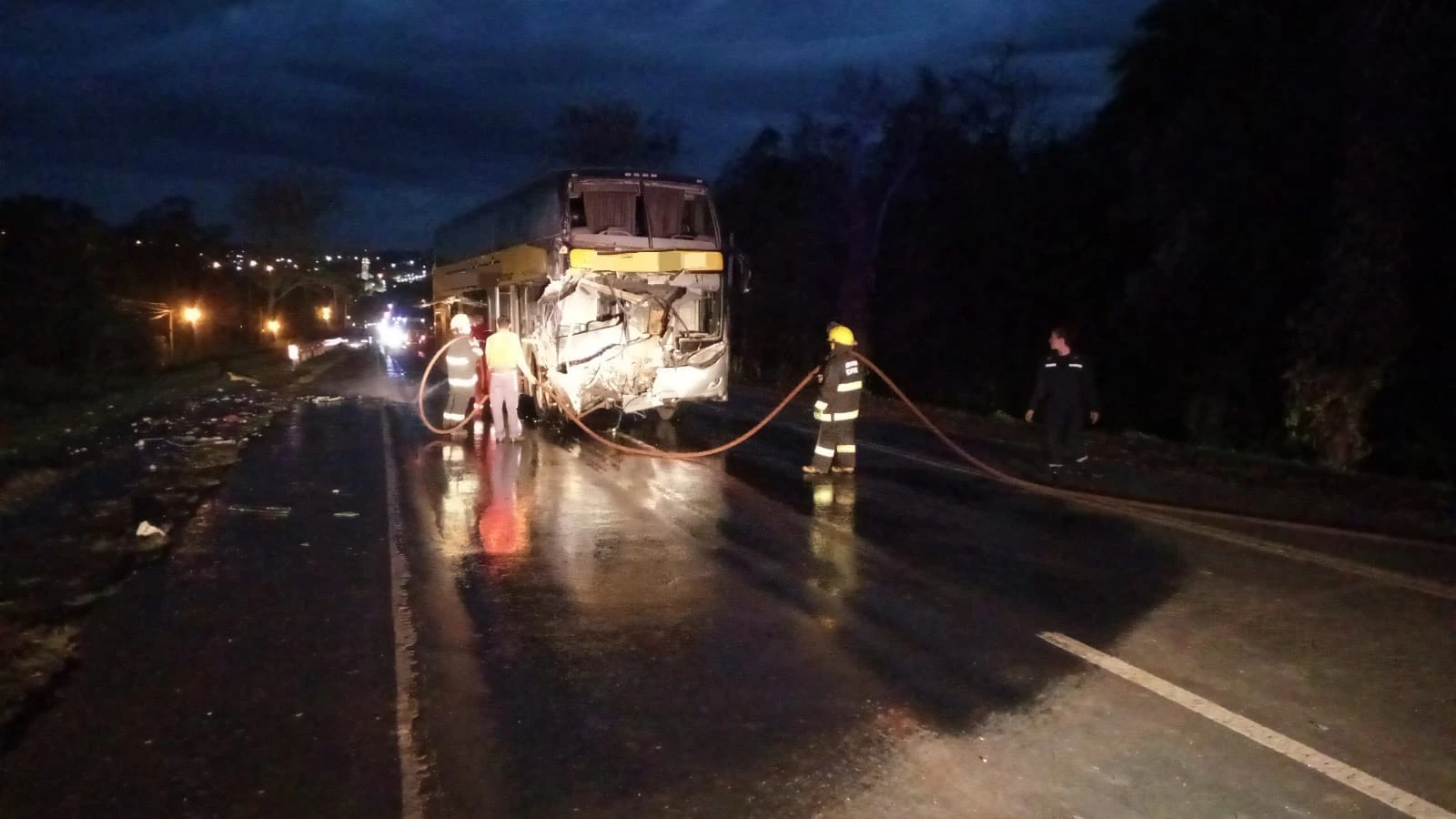 Grave siniestro vial en Capioví: Choque entre colectivo y camión deja múltiples heridos