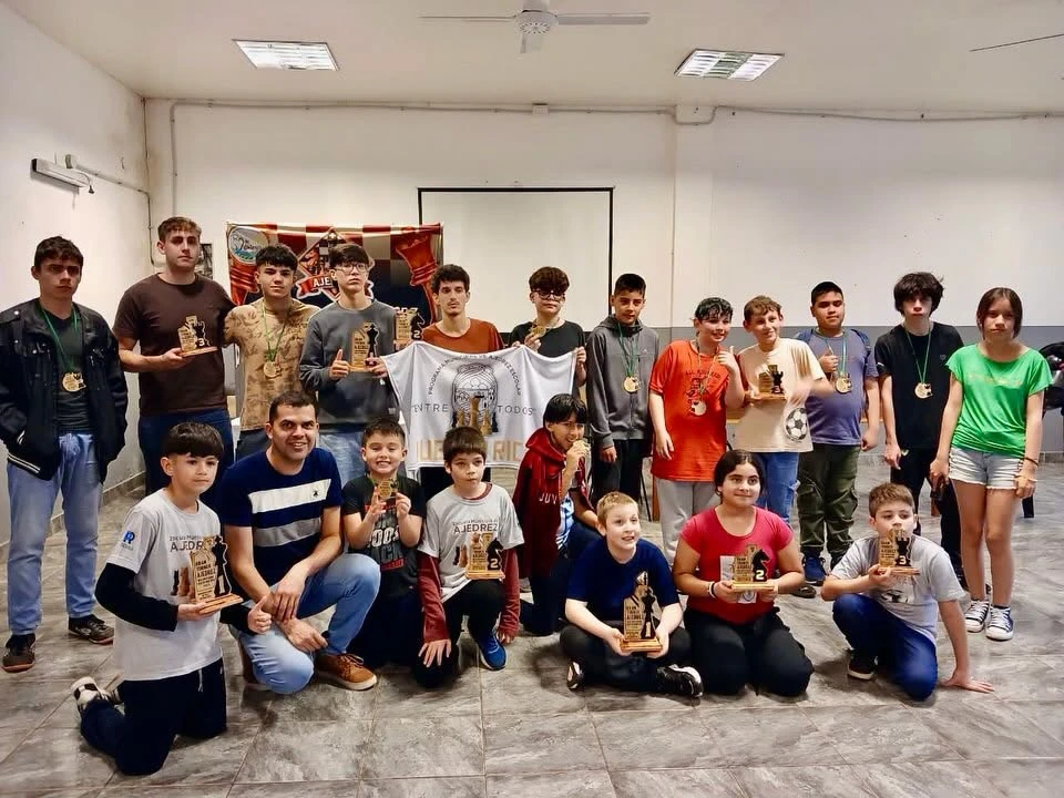 Jóvenes talentos del ajedrez misionero brillan en torneo provincial