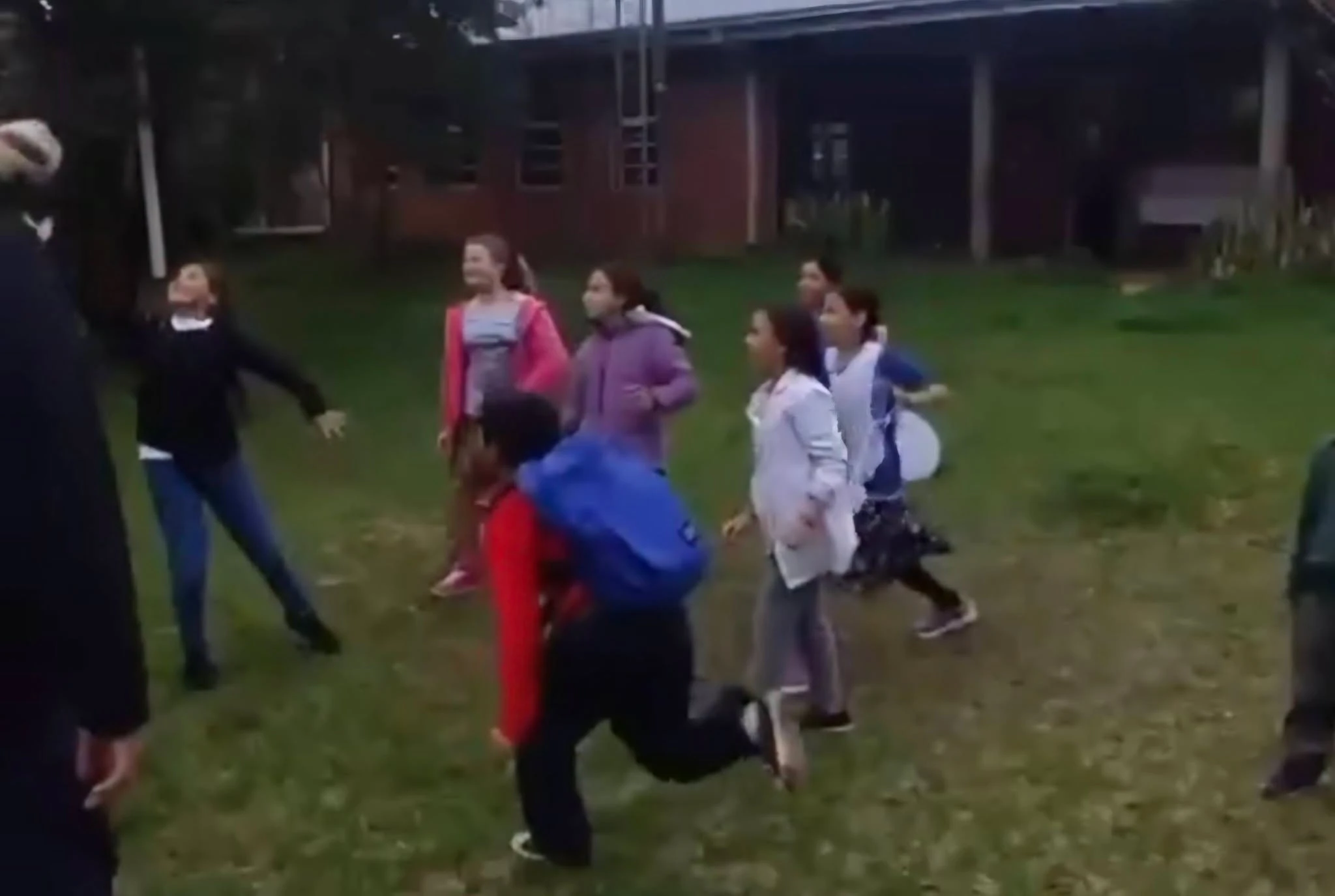 Infancia en el Campo: Juegos y Sonrisas en Escuelas Rurales