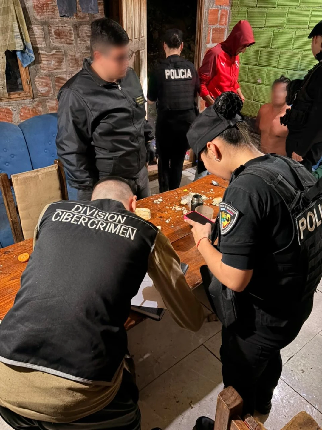 Detienen a hombre investigado por intento de entregar hijos por vehículo