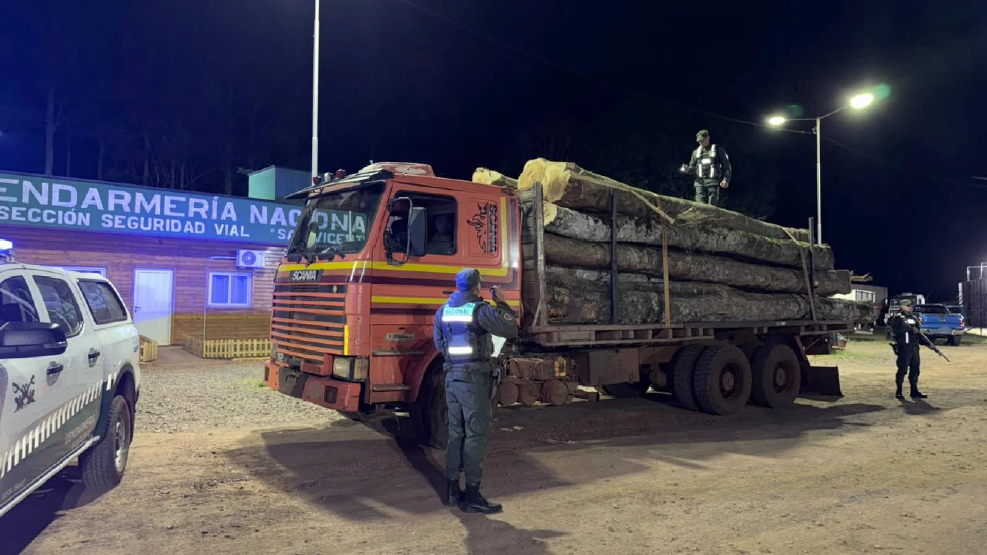 Gendarmería secuestra 20 rollos de madera nativa extraídos ilegalmente en Dos de Mayo