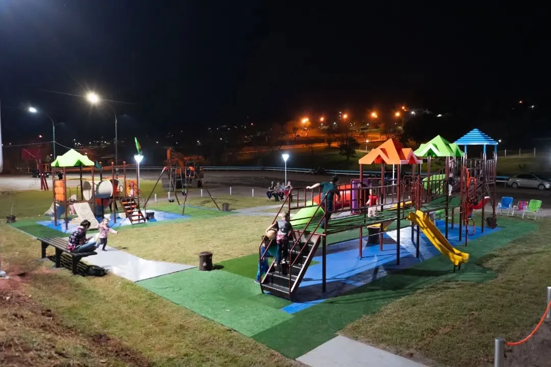 La Plaza de Juegos de Dos de Mayo Brilla de Noche: Un Nuevo Espacio Familiar Iluminado