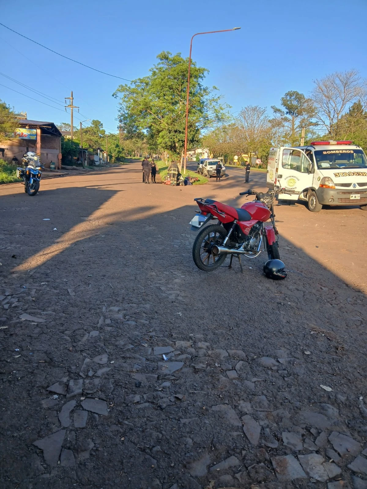 Dos motociclistas heridos en choque en intersección de ruta y avenida