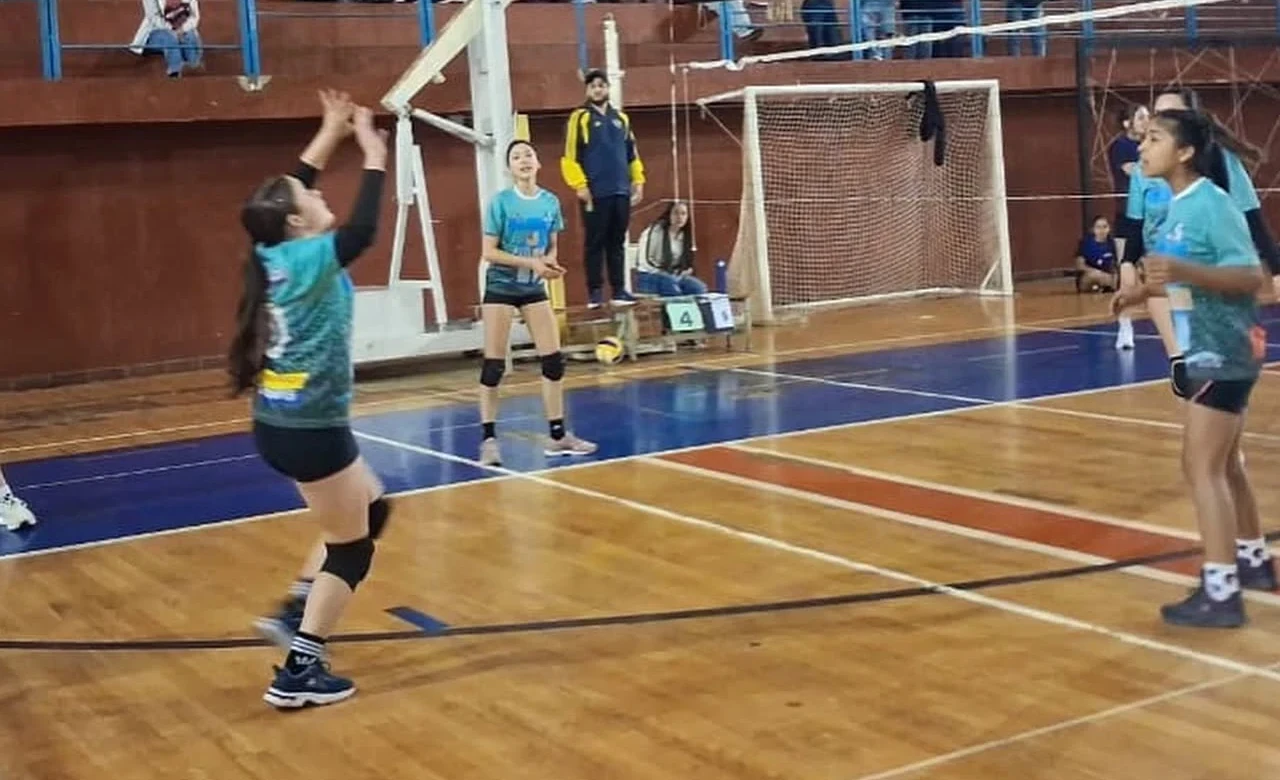 Jóvenes Voleibolistas de Salto Encantado Muestran Garra y Compromiso en Torneo