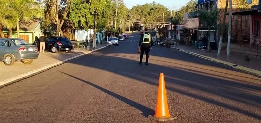 Un camión chocó contra una ferretería en Santo Pipó