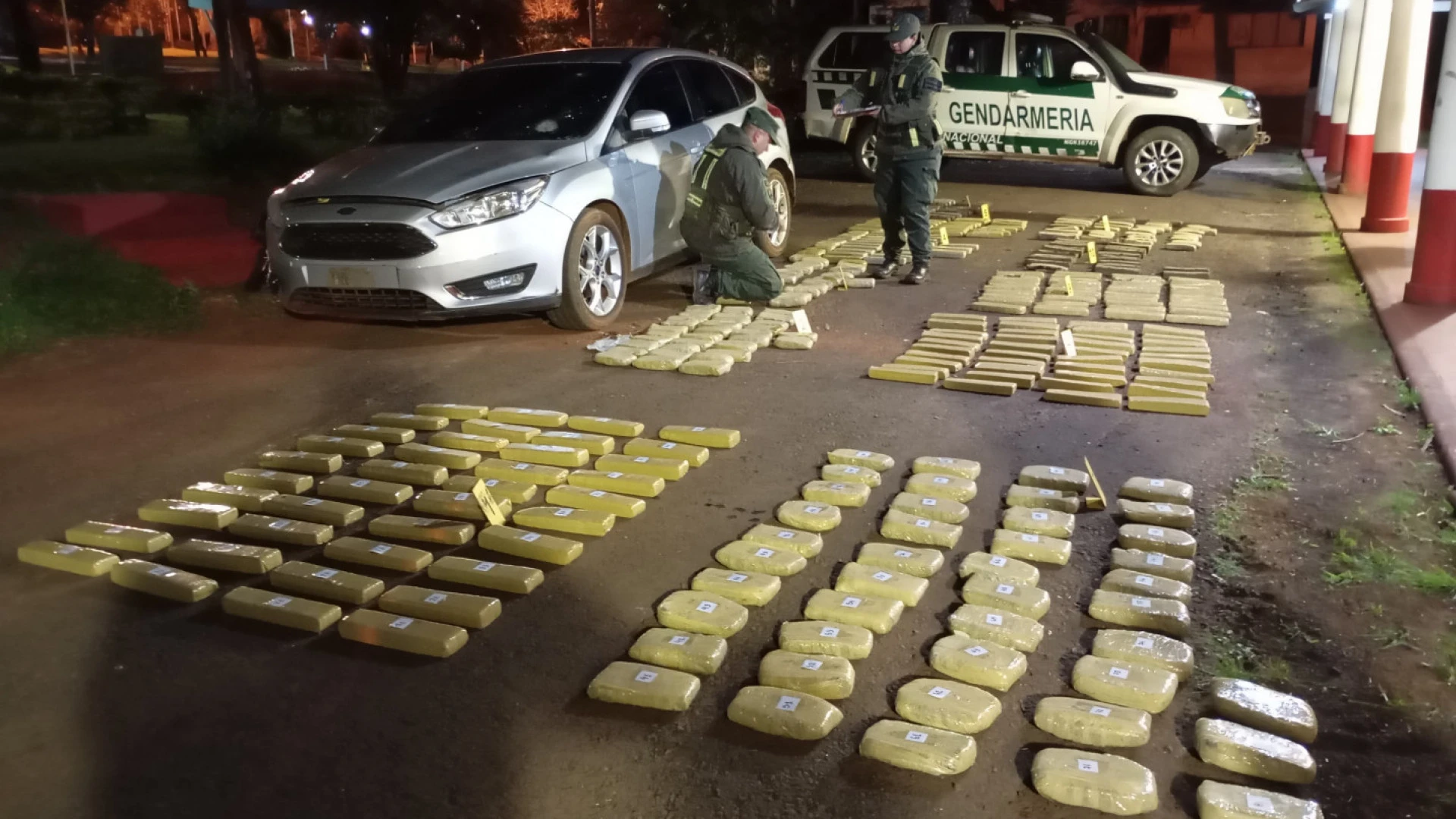 Misiones: Abandonan un auto cargado con 235 kilos de marihuana sobre la costa del río Paraná