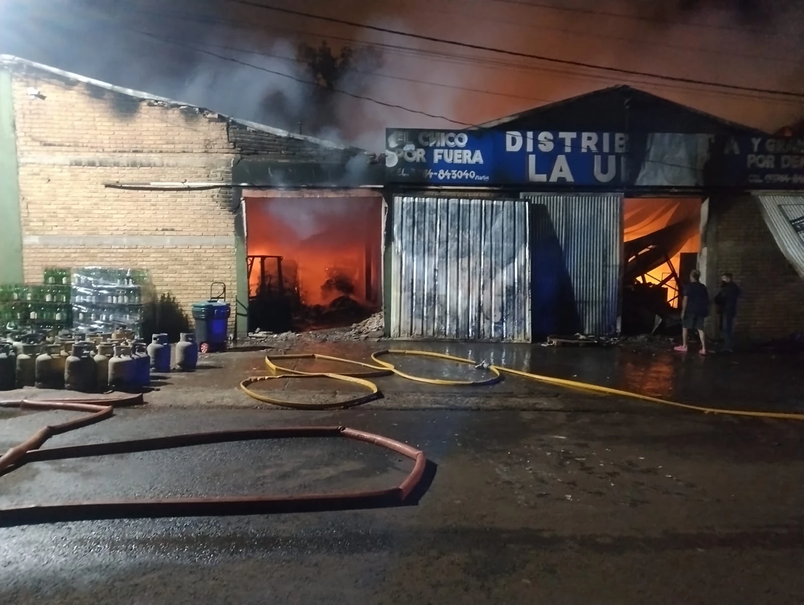 Incendio en distribuidora de San Ignacio fue controlado por bomberos de cuatro localidades