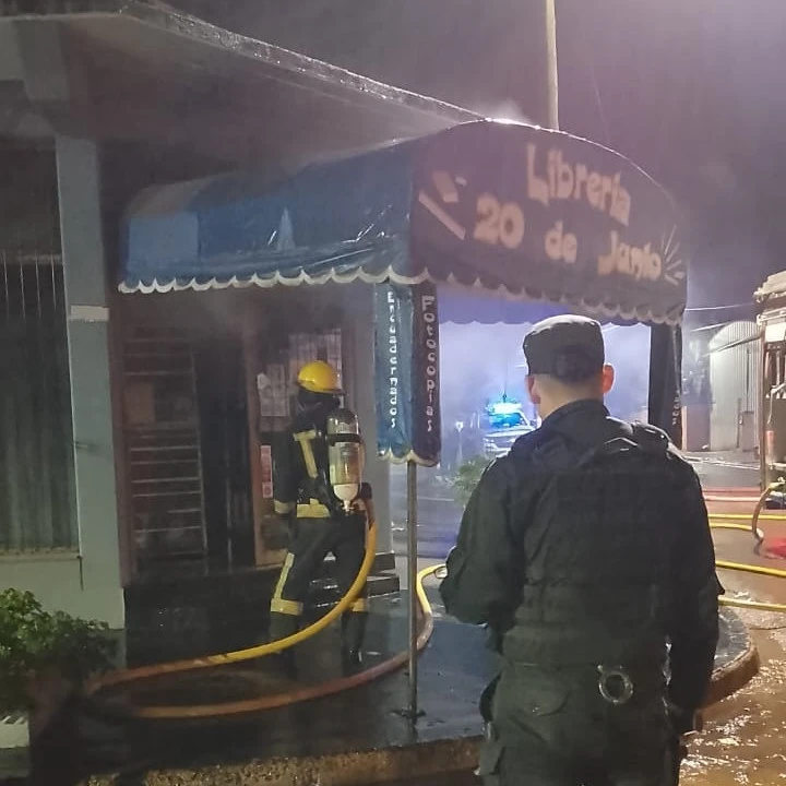 Un cortocircuito provocó un principio de incendio en una librería de Jardín América