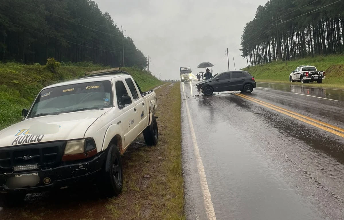 Colisión entre un auto y una camioneta con tráiler en la Ruta Nacional 12: solo hubo daños materiales