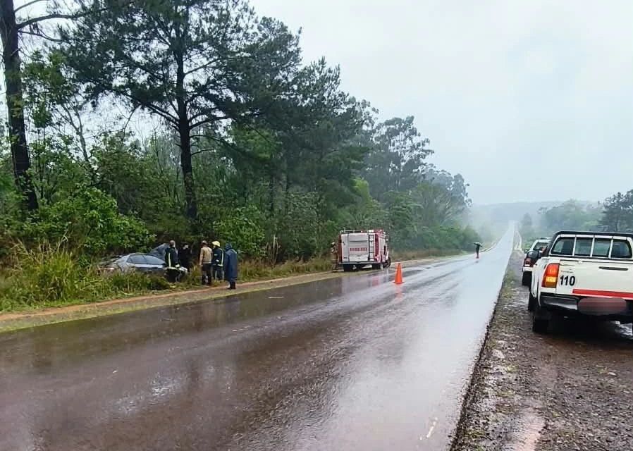 Perdió el control del auto por las inclemencias climáticas, despistó en la Ruta Provincial 211 y no hubo lesionados