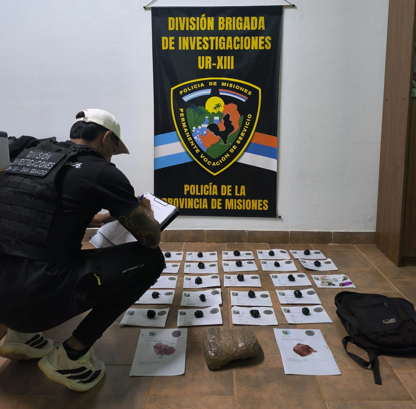 Escapó al ver a los investigadores y dejó una mochila con más de 600 gramos de marihuana en San Ignacio