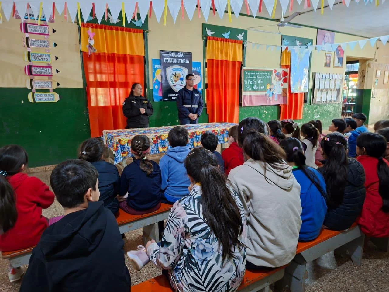 Policía Comunitaria y Bomberos Voluntarios brindaron una charla sobre riesgos climáticos en la Escuela N.º 486 de Línea Paraná
