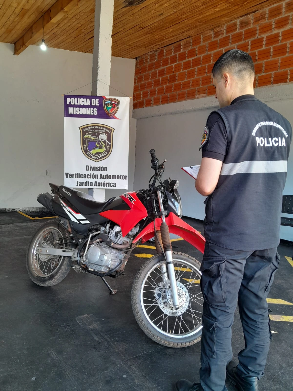 Llevó su moto a verificar a Jardín América y terminó secuestrada: pesaba un pedido por robo agravado