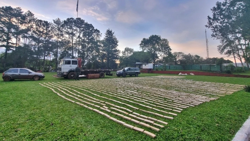 Desarmaron la estructura del acoplado de un camión e incautaron más de una tonelada y media de marihuana