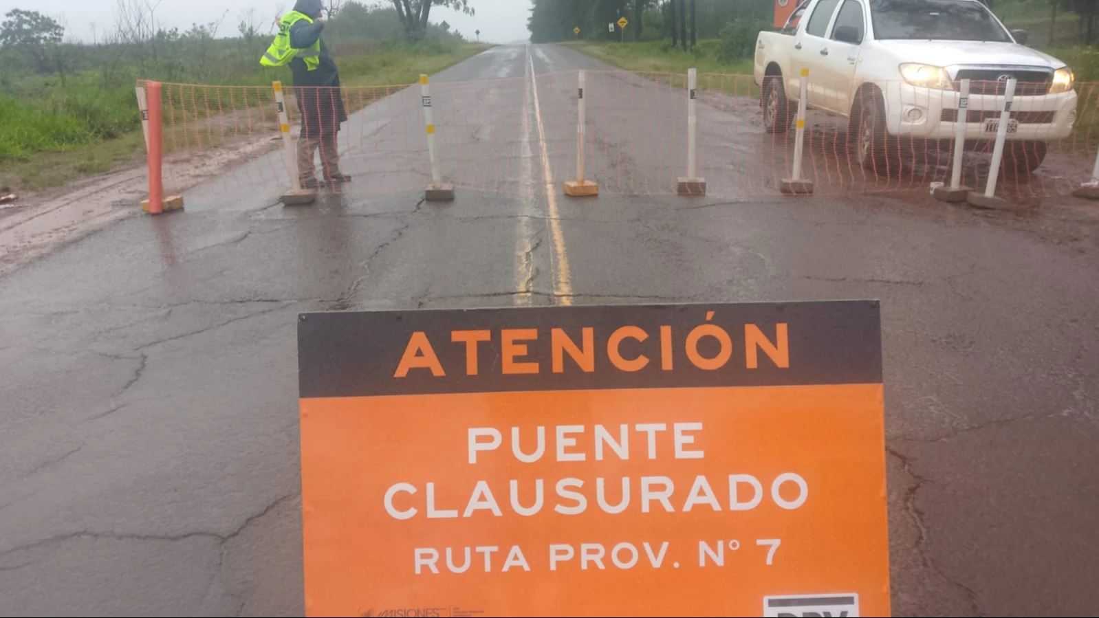 Cortaron el tránsito sobre el puente del arroyo Tabay por la crecida del cauce