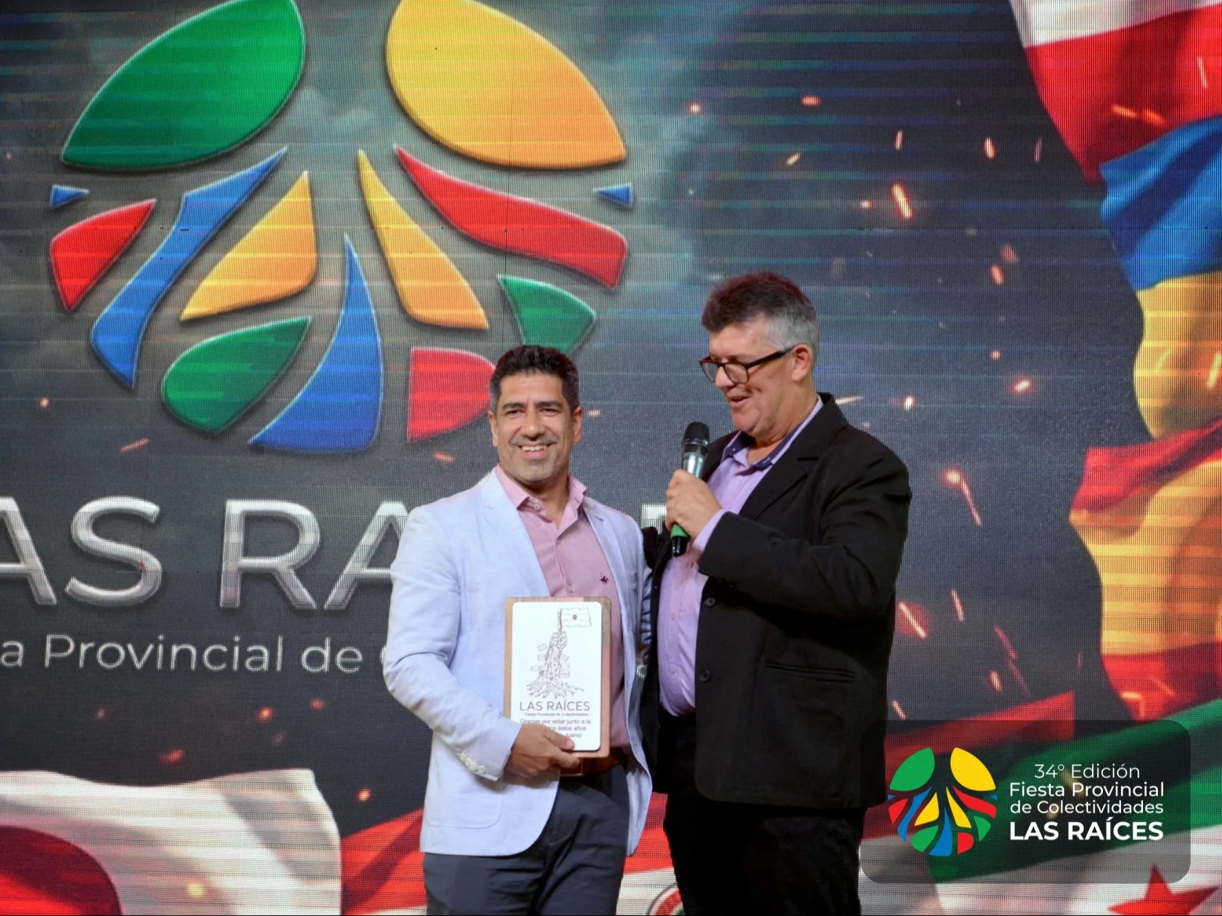 Hernán Juárez celebró 25 años como la voz de la Fiesta Provincial de Colectividades "Las Raíces"
