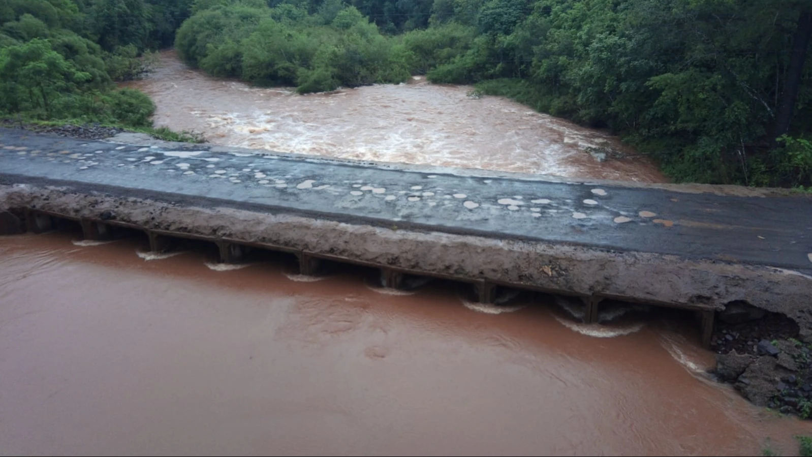 Sigue cortado el puente del arroyo Tabay sobre la Ruta Provincial 7 por la crecida del caudal