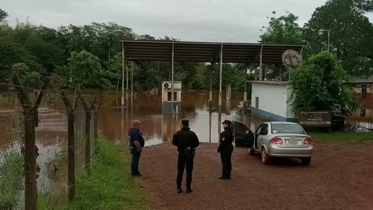 El río Paraná crece en Corpus Christi y el paso internacional Puerto Maní permanece cerrado