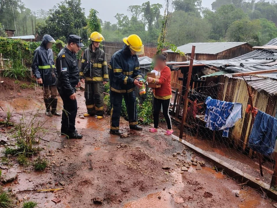 La crecida de los ríos mantiene familias evacuadas, cortes sobre la Ruta 12 y pasos fronterizos cerrados en Misiones