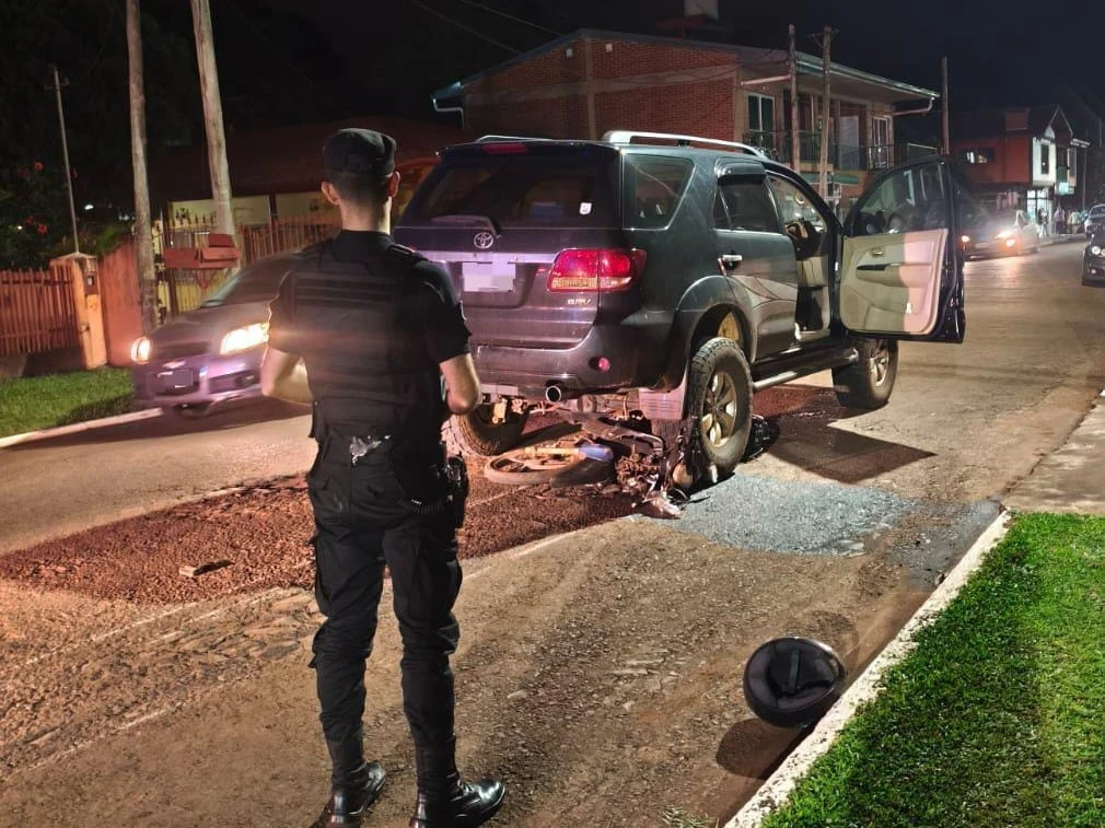 Una motociclista de 63 años resultó lesionada tras chocar con una camioneta en Jardín América