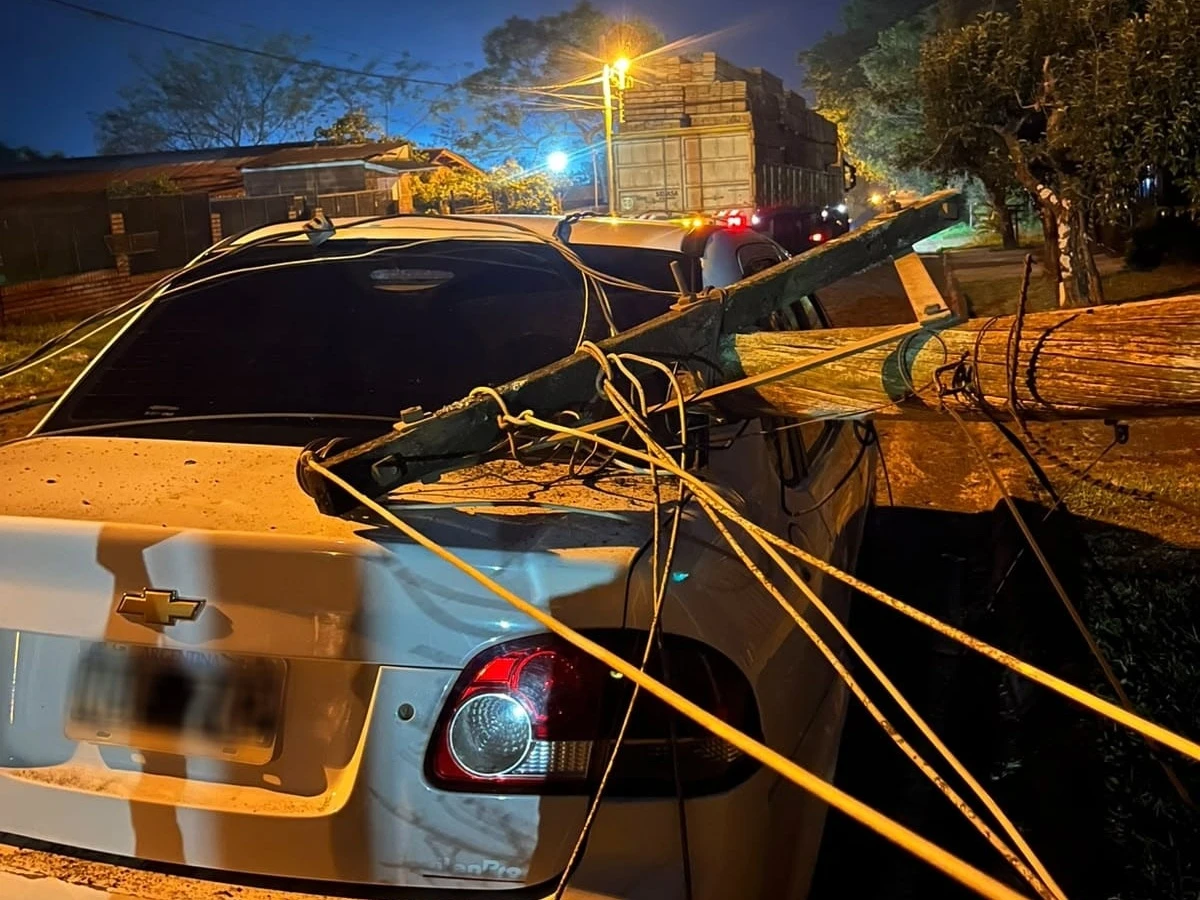 Un camión enganchó cables del tendido eléctrico e hizo caer un poste sobre un auto estacionado en Jardín América
