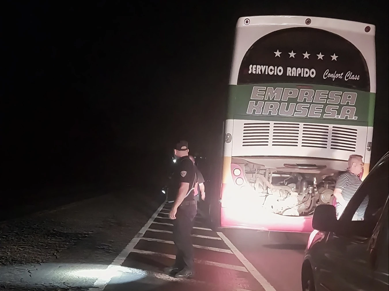 Un colectivo averiado obliga a desvíos preventivos sobre la Ruta Nacional 12 en Puerto Leoni