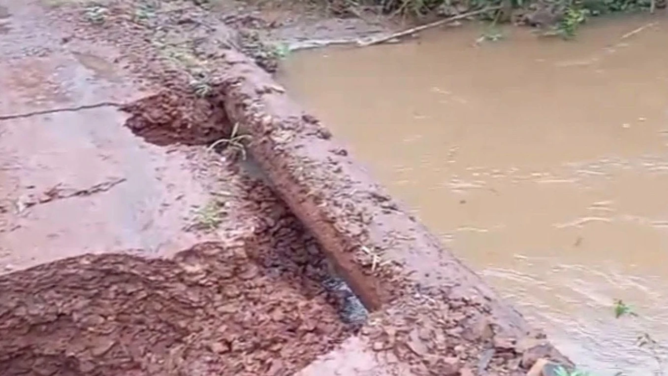 Santo Pipó: equipos municipales reparan un puente derrumbado en Colonia Tacuara
