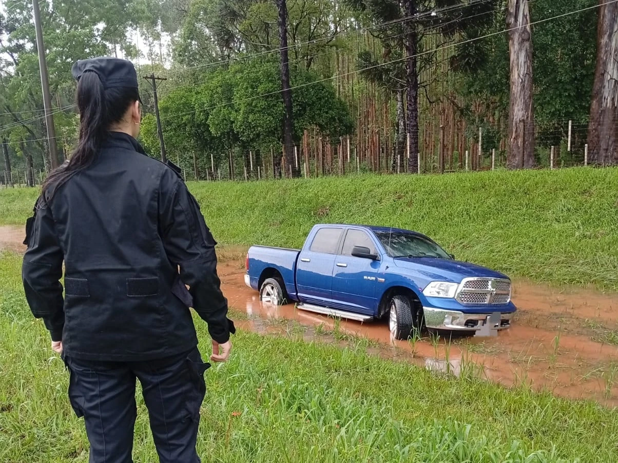 Despiste en la Ruta 12: dos hospitalizados tras atravesar un espejo de agua en Jardín América