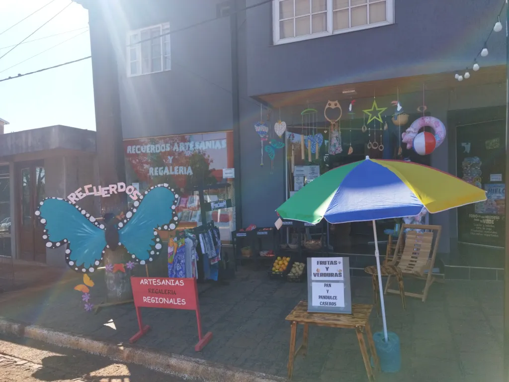 Logo de Recuerdos Artesanías y Regalería 